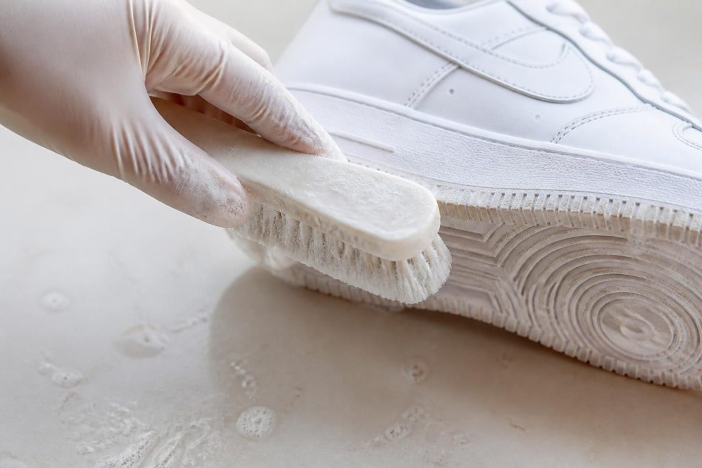 découvrez comment nettoyer efficacement les semelles de vos baskets blanches pour leur redonner un look impeccable et prolonger leur durée de vie.