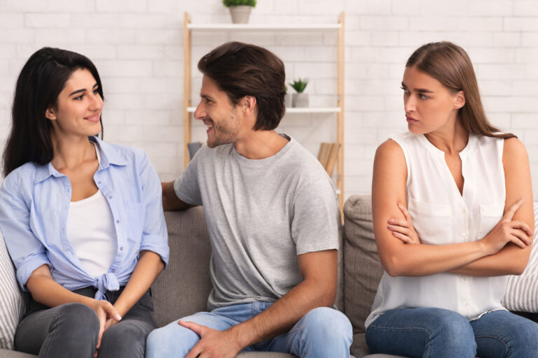 Comment mettre fin à un triangle amoureux et se sortir d'un pétrin ...